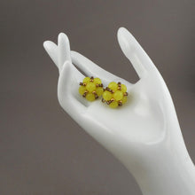 Load image into Gallery viewer, Vintage 1950s Screw Back Cluster Earrings - Flower Design, Yellow Plastic Beads
