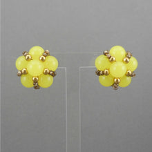 Load image into Gallery viewer, Vintage 1950s Screw Back Cluster Earrings - Flower Design, Yellow Plastic Beads