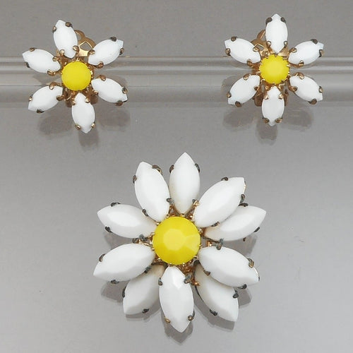 Vintage 1950s Glass Daisy Jewelry Set - Flower Design, Clip On Earrings and Brooch Pin - Yellow, White, Gold Tone - Mid Century Estate Costume Jewelry Collection