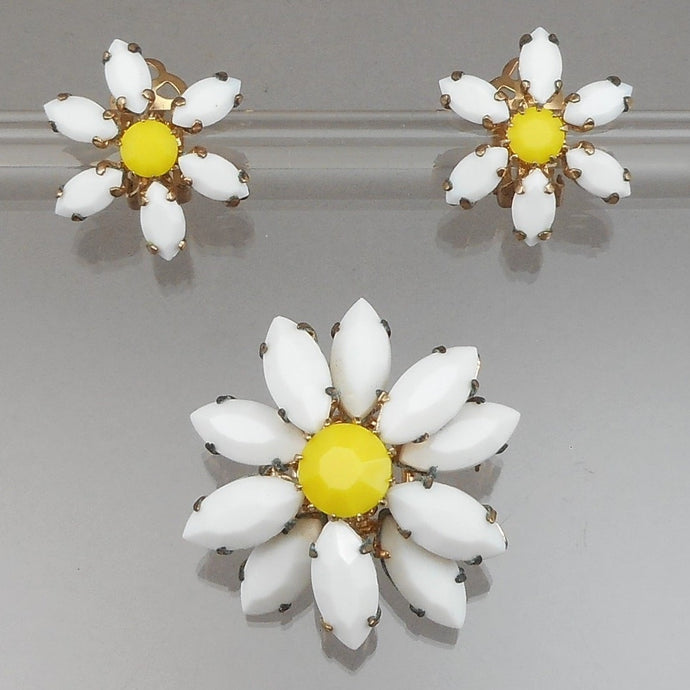 Vintage 1950s Glass Daisy Jewelry Set - Flower Design, Clip On Earrings and Brooch Pin - Yellow, White, Gold Tone - Mid Century Estate Costume Jewelry Collection