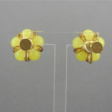 Load image into Gallery viewer, Vintage 1950s Screw Back Cluster Earrings - Flower Design, Yellow Plastic Beads