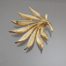 Load image into Gallery viewer, Excellent Large Vintage Crown Trifari Leaf Brooch - Brushed Gold Tone - Signed Designer Pin - Estate Collection Jewelry