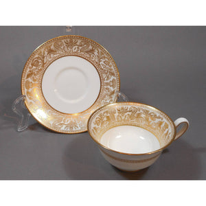 4 Wedgwood Bone China Cup and Saucer Sets - Florentine Pattern W4219, Gold Gilding on White - Dragons Griffins - Footed Teacup, Peony Shape - Old Green Urn Backstamp Mark - Excellent Estate Condition