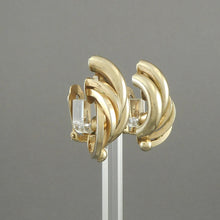 Load image into Gallery viewer, Vintage 1950s Feather Design Clip On Statement Earrings, Signed Bergere, Gold Tone