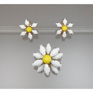 Vintage 1950s / 1960s Glass Daisies Jewelry Set - Daisy Flower Design, Clip On Earrings and Brooch Pin - Yellow and White , Gold Tone - Mid Century Estate Costume Jewelry Collection